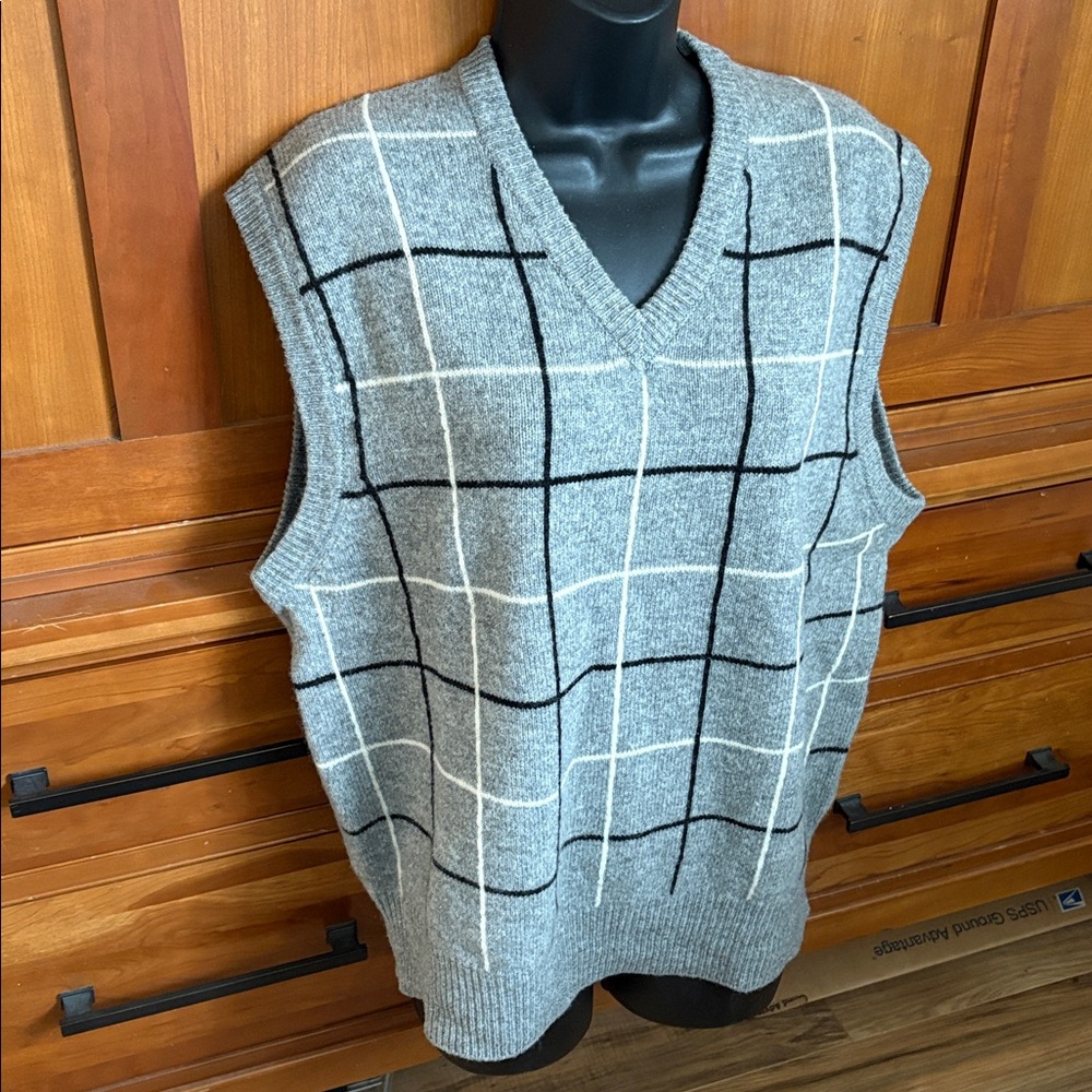 Lambswool sweater vest gray windowpane check